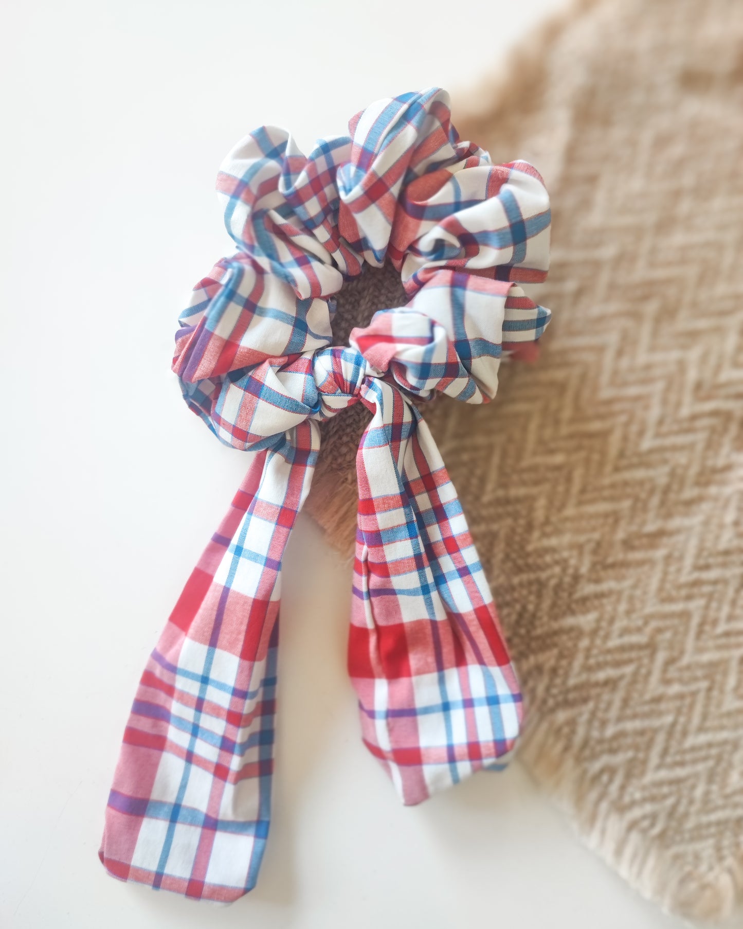 Sinipuna-ruudullinen rusetti scrunchie