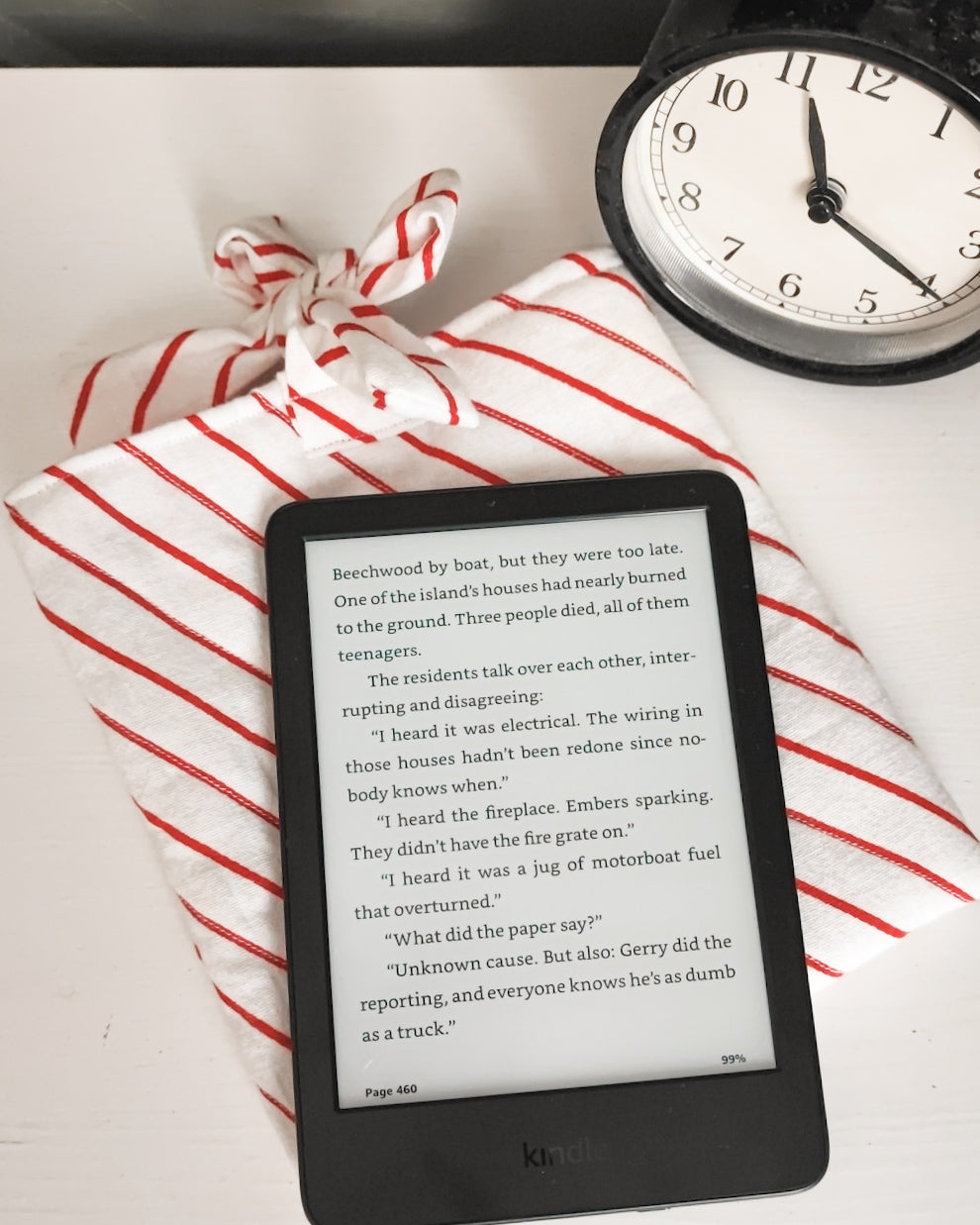 Punavalkoinen tikattu Kindle pussukka