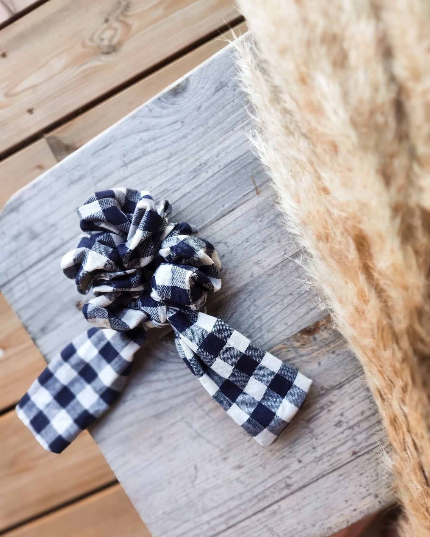 Tummansini- ruudullinen rusetti scrunchie