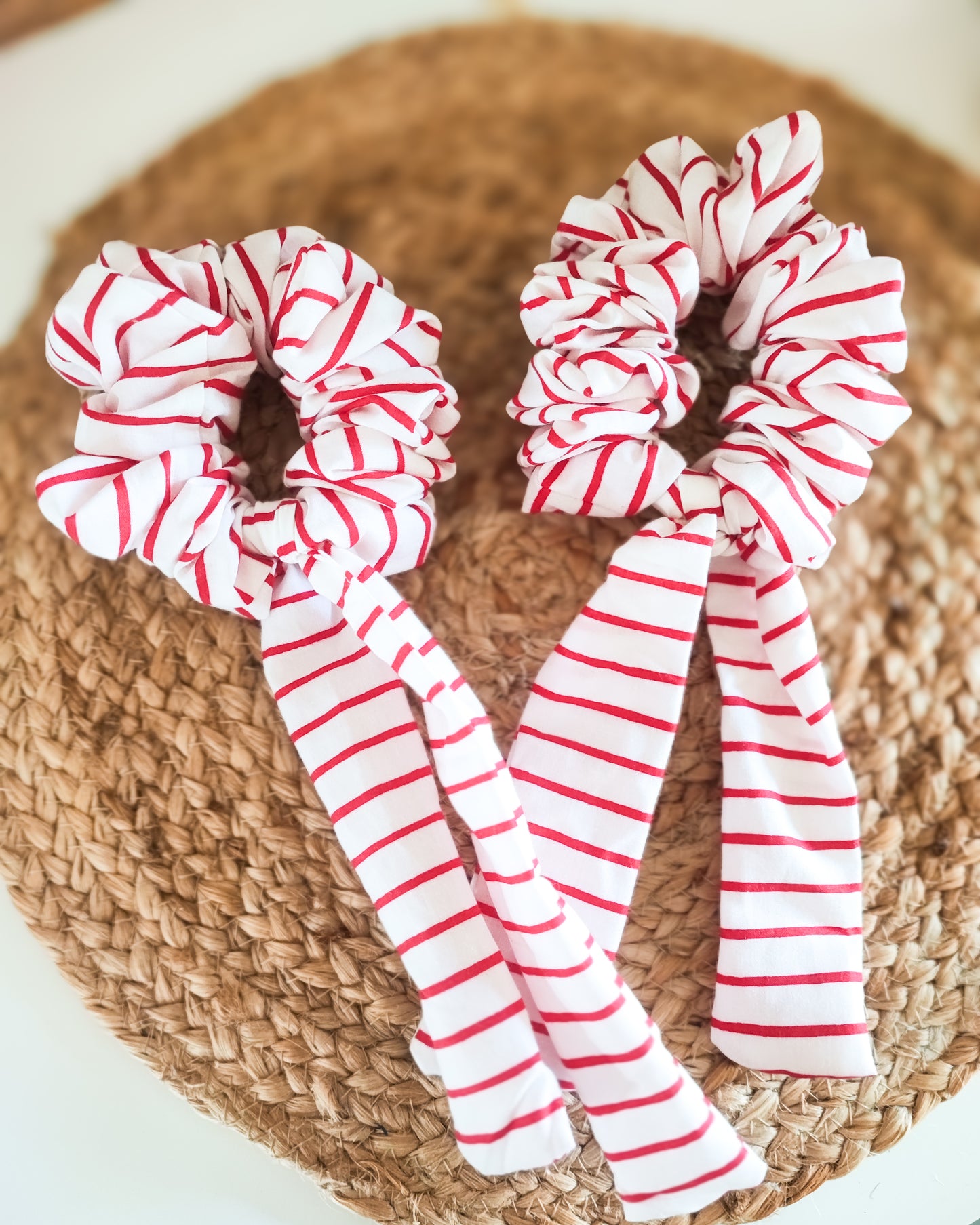 Punavalko- raidallinen iso rusetti scrunchie
