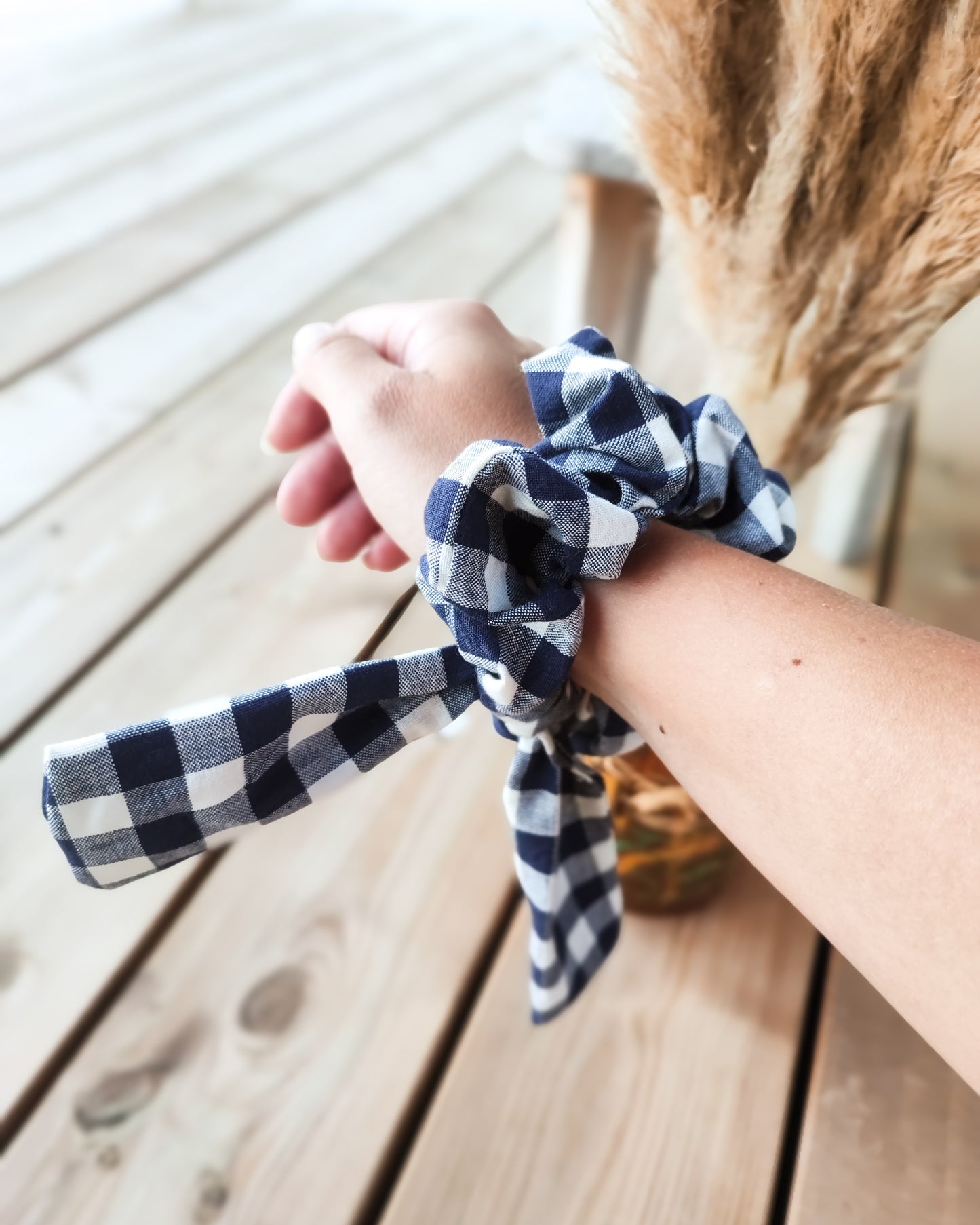 Tummansini- ruudullinen rusetti scrunchie