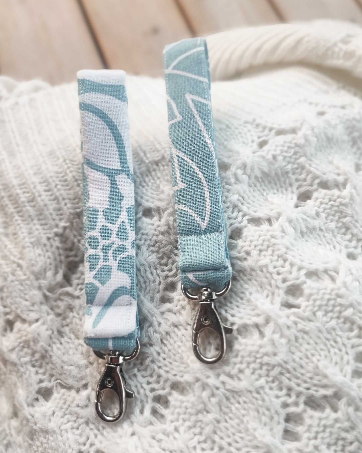 Mintunvihreä kukkakuvioinen wristlet avaimenperä