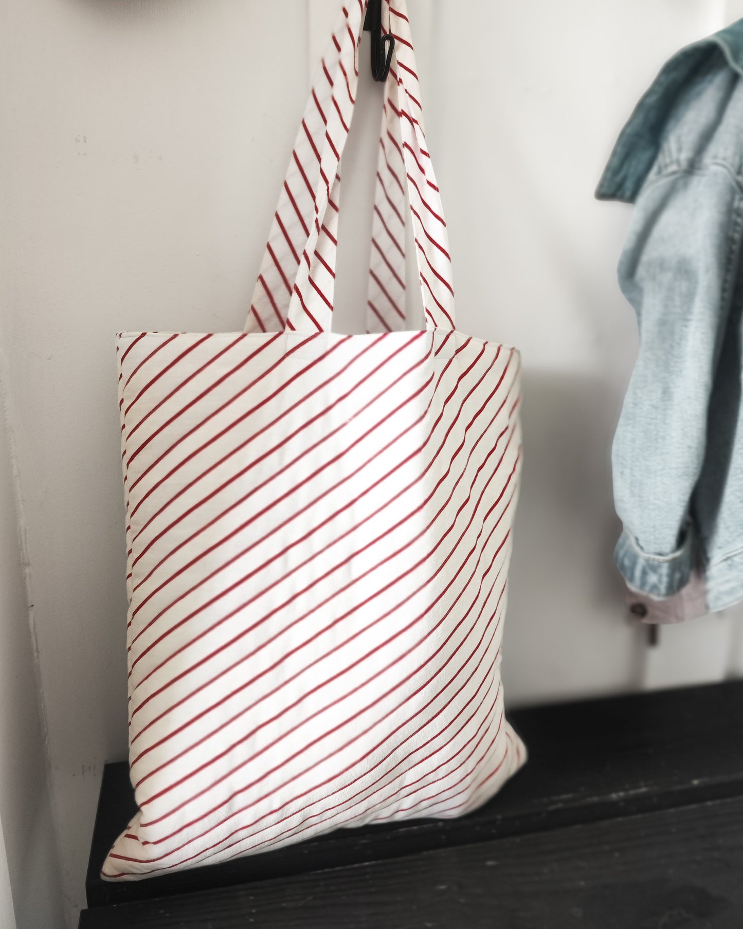 Punavalkoinen tikattu kangaskassi