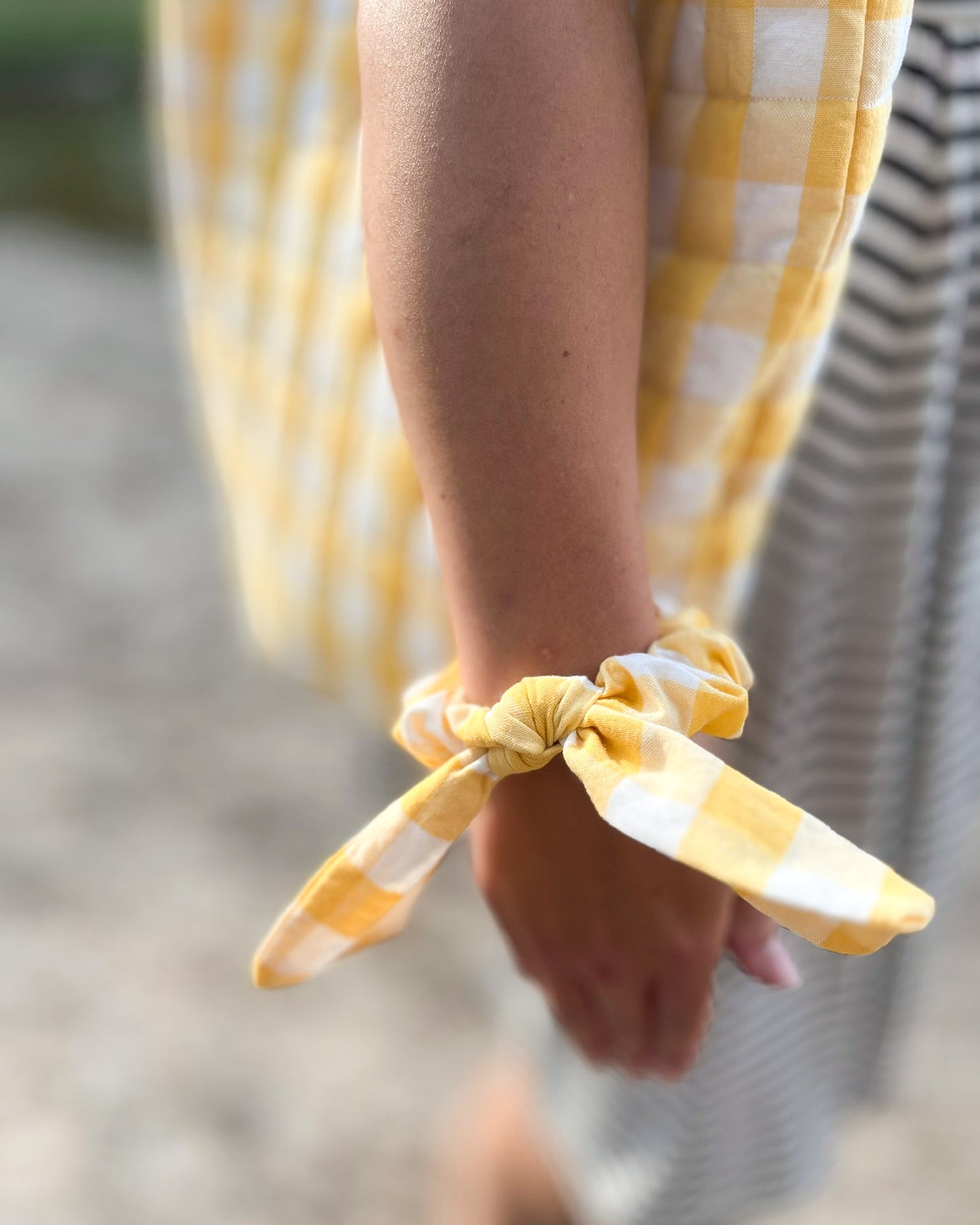 Keltaruutuinen rusetti scrunchie