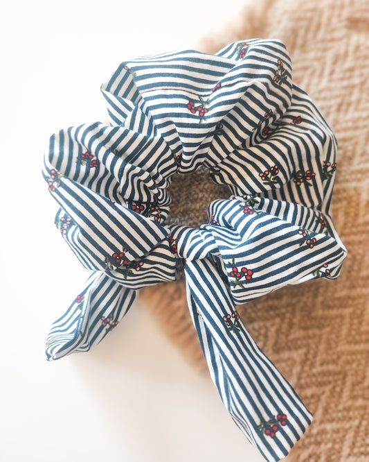 Tummansini-raidallinen kirsikka rusettiscrunchie
