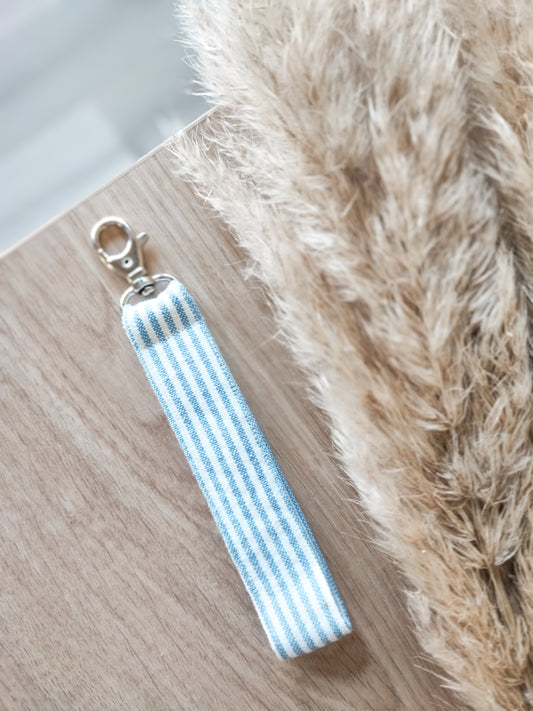 Vaaleansiniraidallinen wristlet avaimenperä