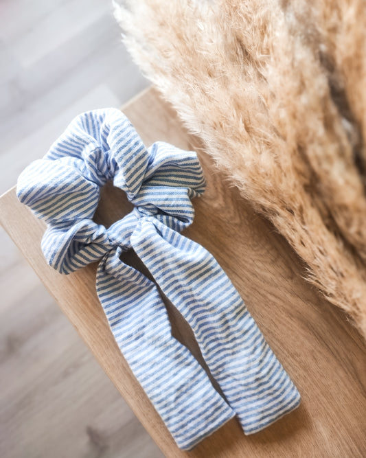 Vaaleansini- raidallinen iso rusetti scrunchie