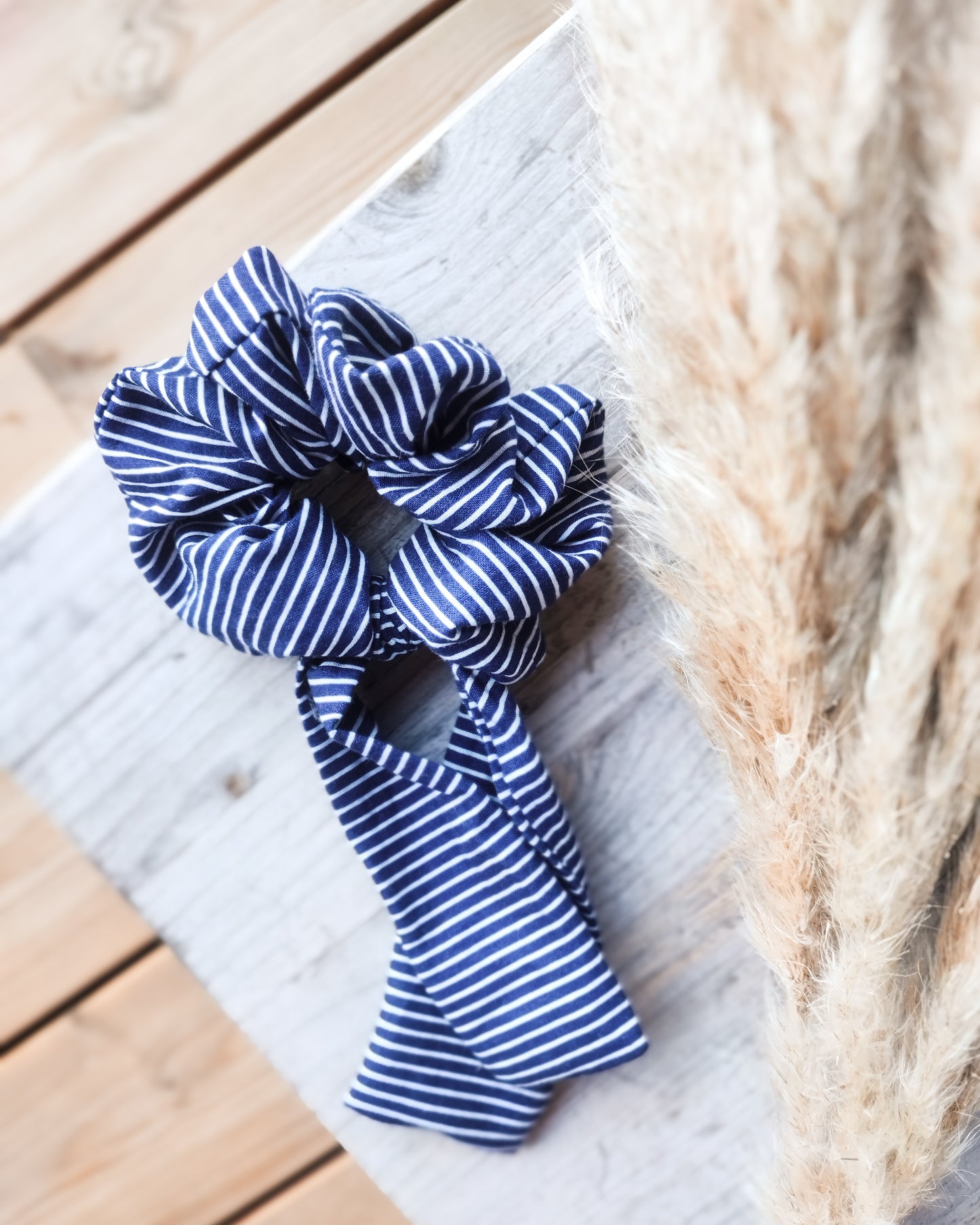 Tummansini- raidallinen rusetti scrunchie