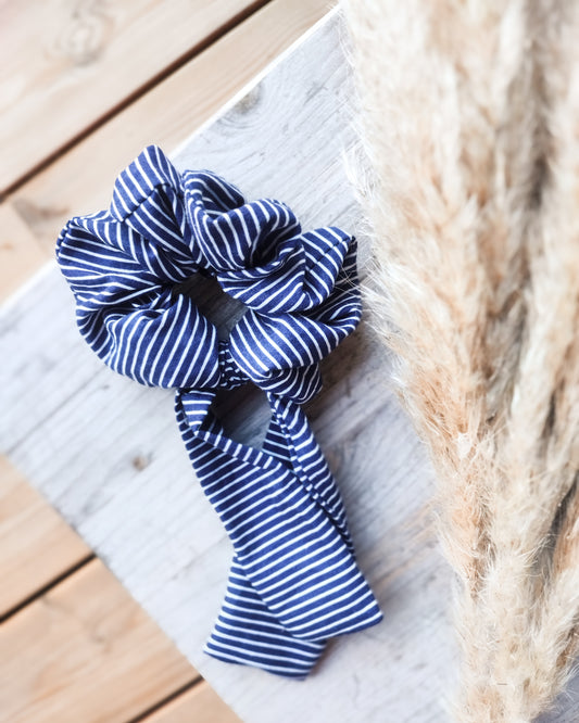 Tummansini- raidallinen rusetti scrunchie