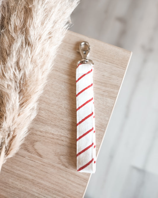 Punaraidallinen wristlet avaimenperä
