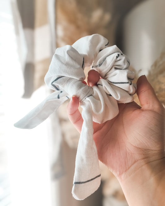 Valkoruutuinen rusetti scrunchie