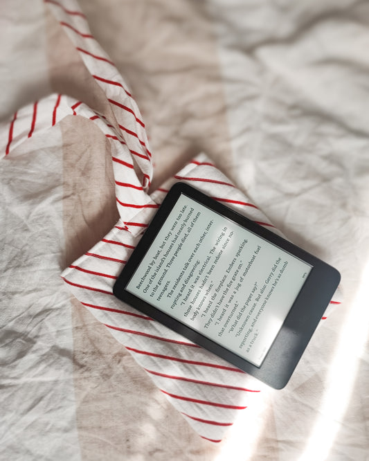 Punavalkoinen tikattu Kindle pussukka