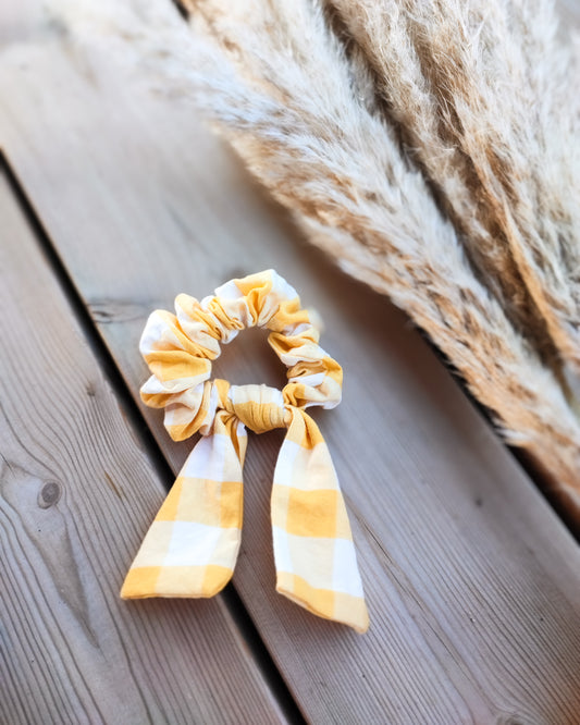 Keltaruutuinen rusetti scrunchie